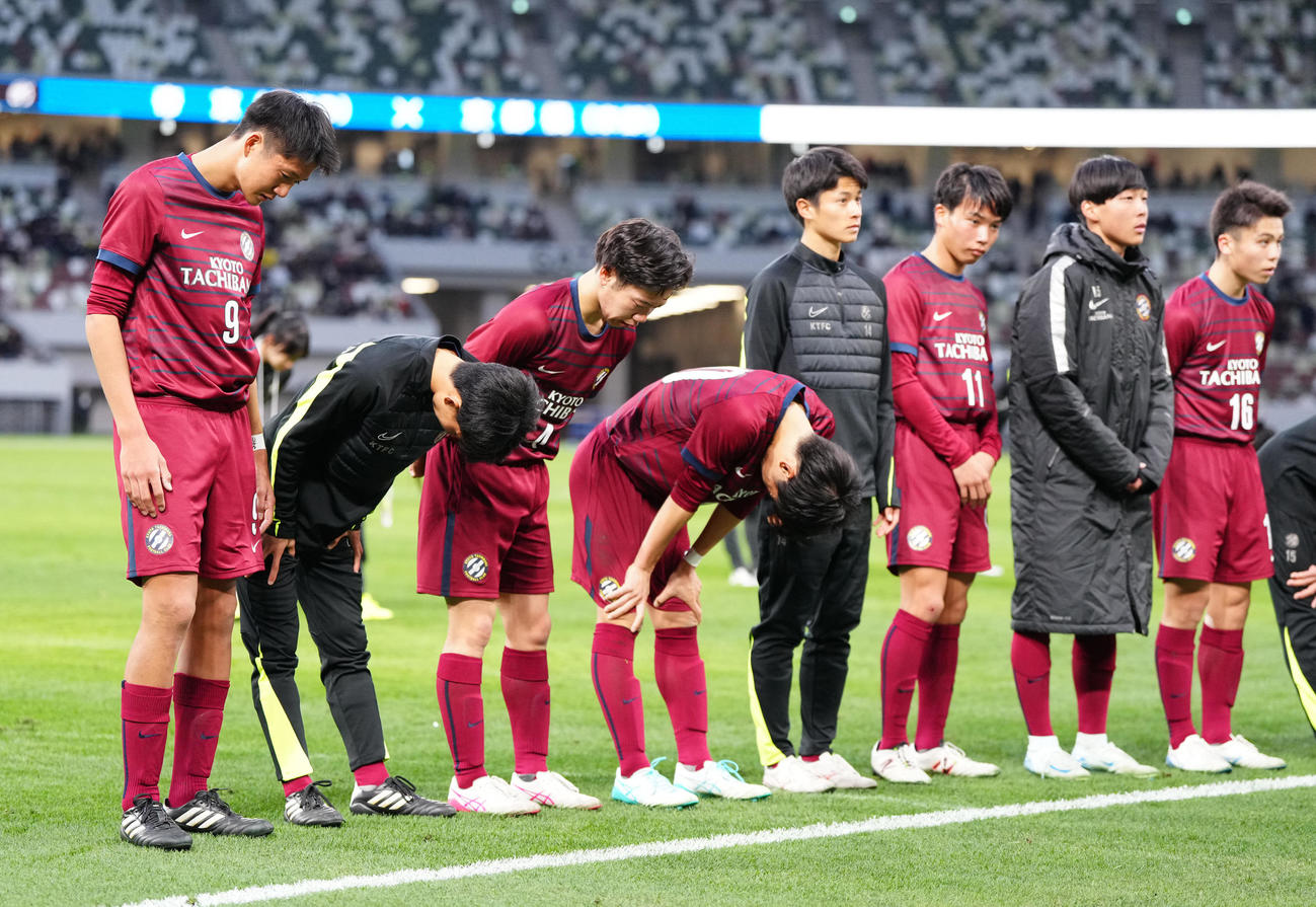 帝京対京都橘　試合後、応援席にあいさつする伊藤（左端）ら京都橘の選手たち（撮影・江口和貴）