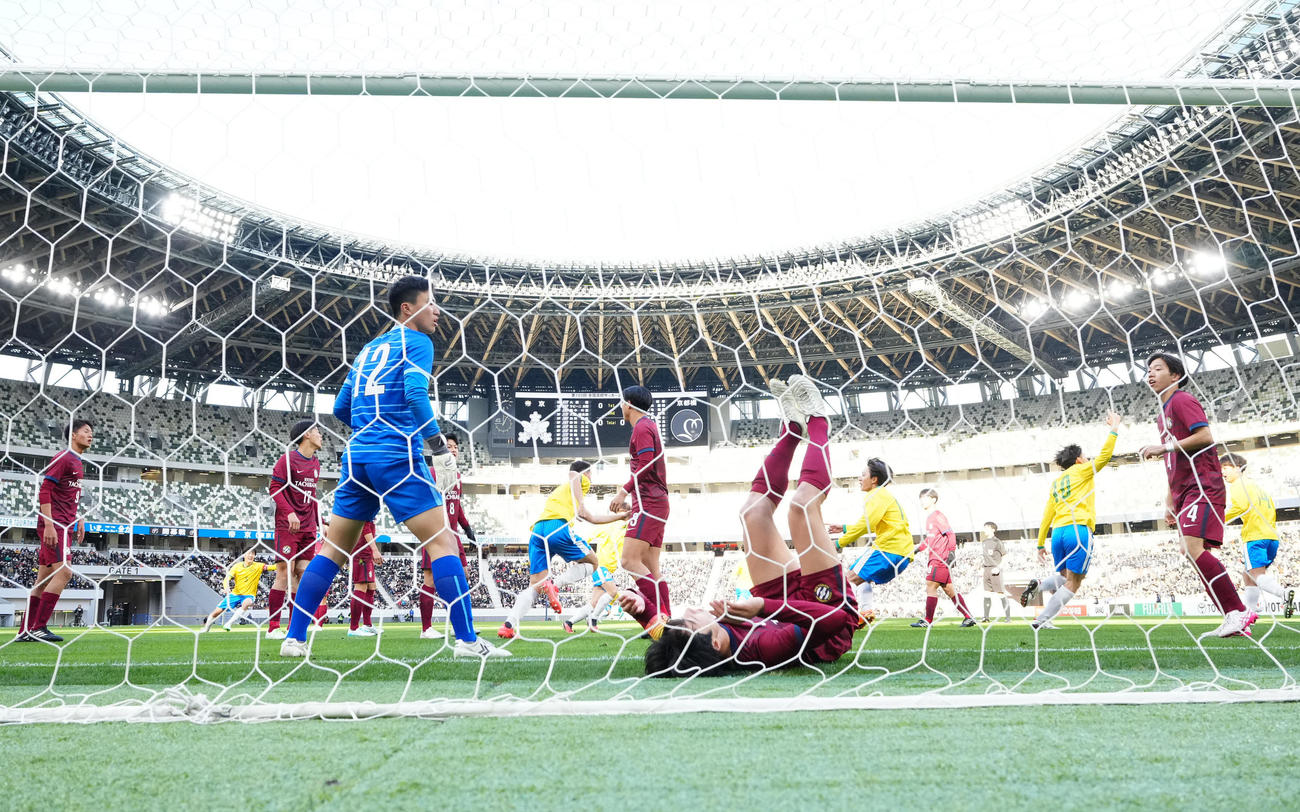 帝京対京都橘　前半、帝京・ラビーニに先制ゴールを決められた京都橘の選手たち＝2024年12月28日（撮影・江口和貴）