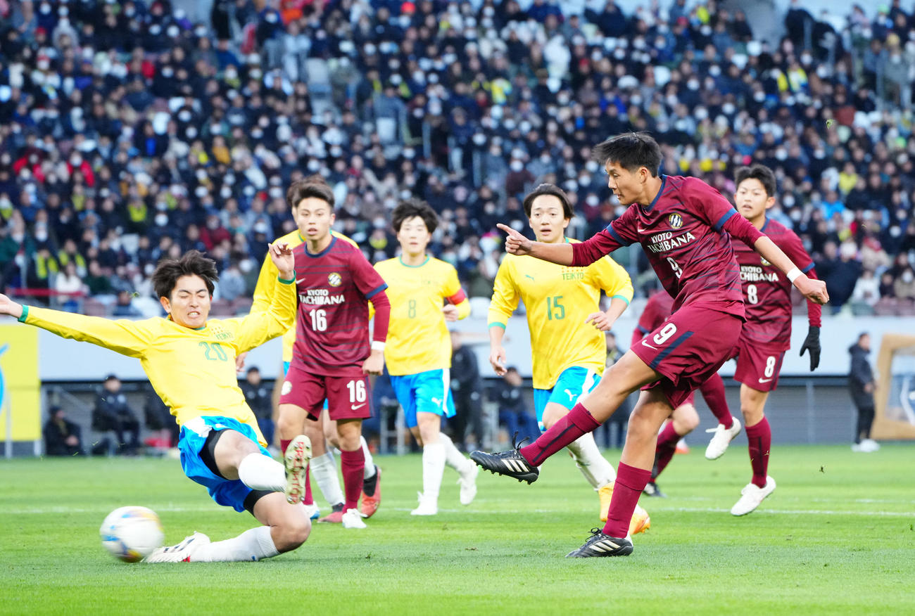 帝京対京都橘戦　後半、シュートを放つ京都橘・伊藤（右）（撮影・江口和貴）