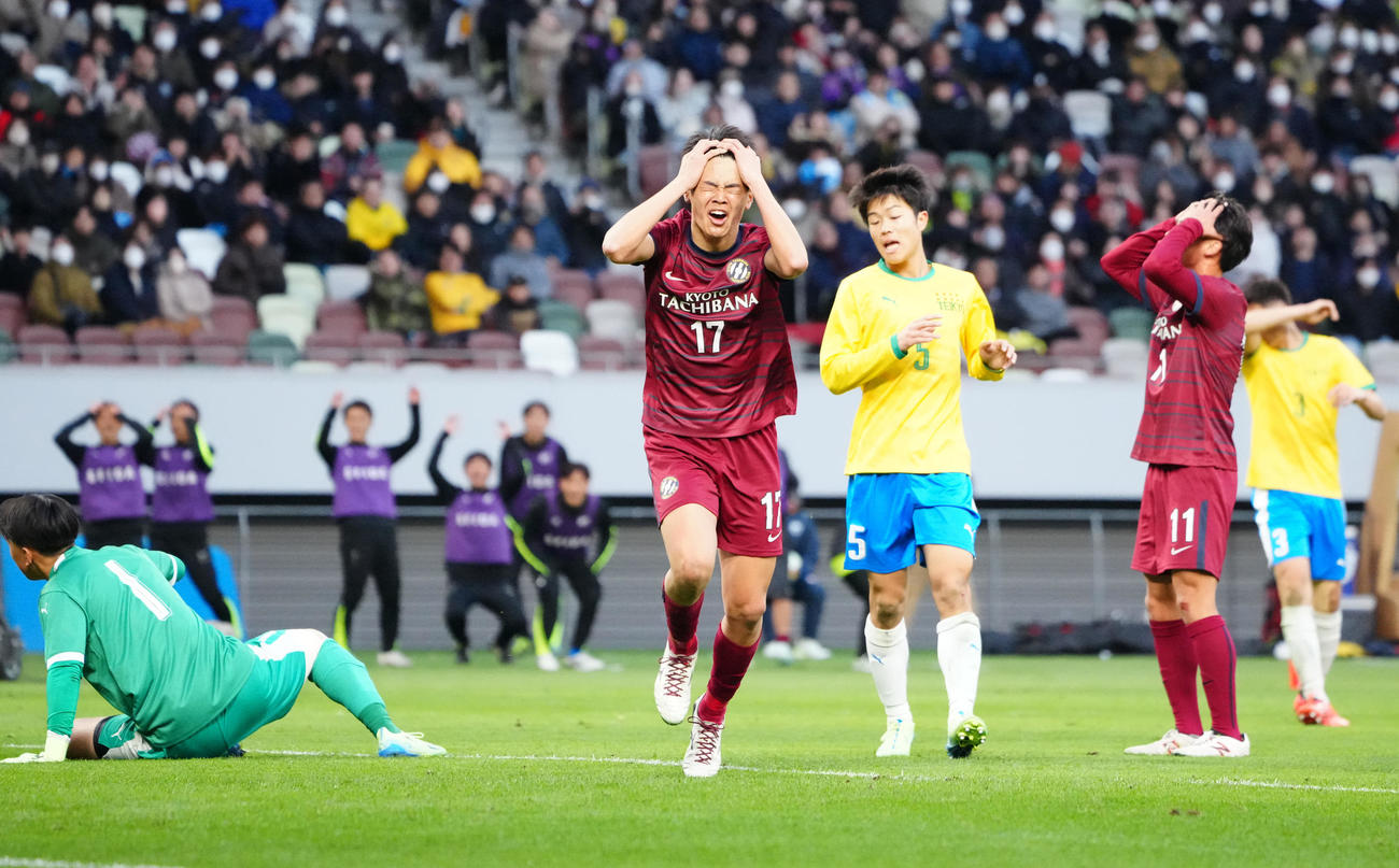 帝京対京都橘戦　後半、シュートを決めきれず、悔しい表情の京都橘・増井（中央）（撮影・江口和貴）