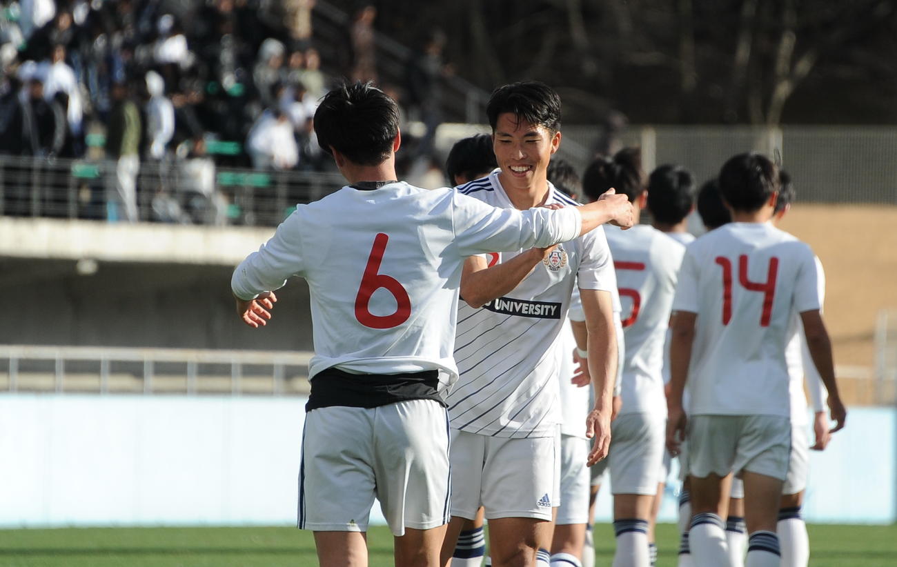初優勝を喜ぶ東洋大・増田（右）（撮影・小林忠）