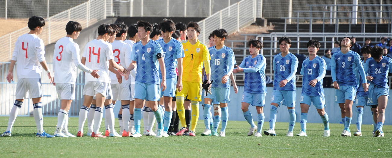 準優勝に終わり、ガックリと肩を落とす新潟医療福祉大の選手たち（撮影・小林忠）
