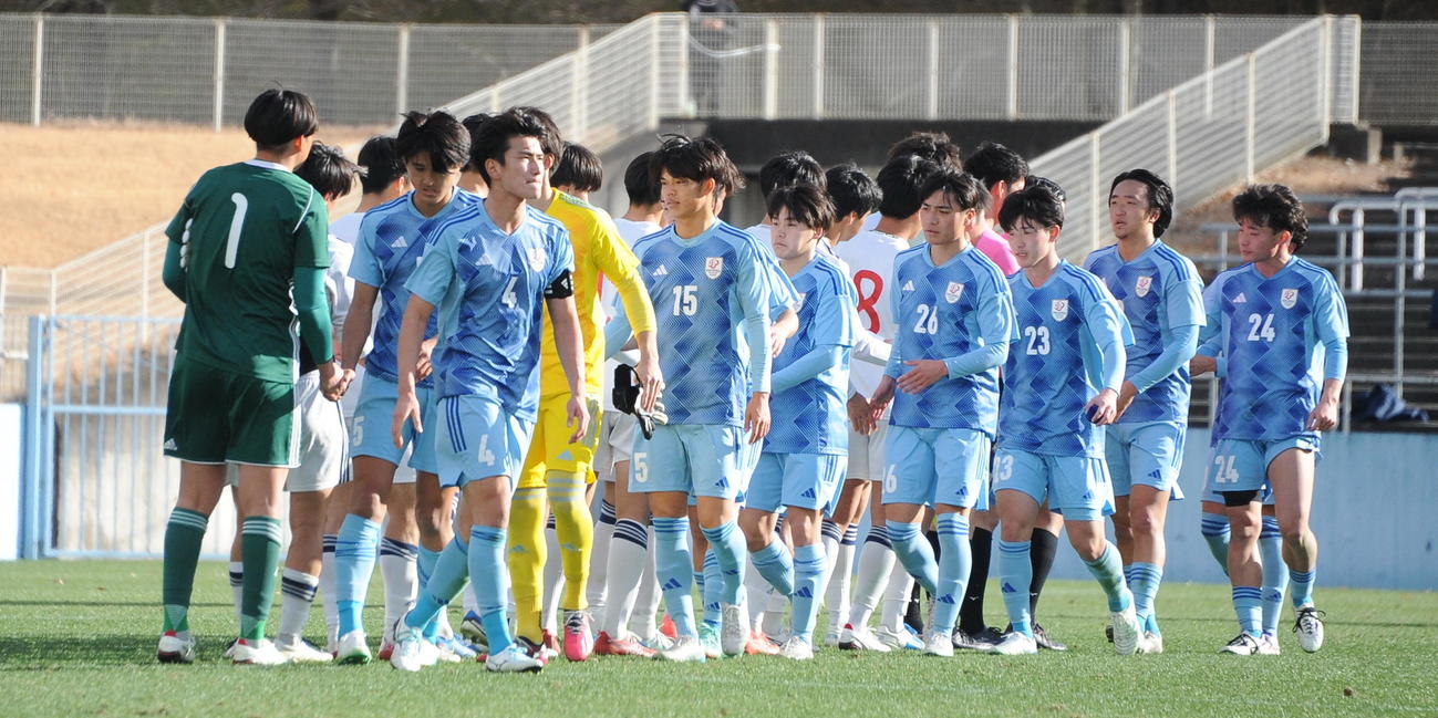 準優勝に終わり、ガックリと肩を落とす新潟医療福祉大の選手たち（撮影・小林忠）