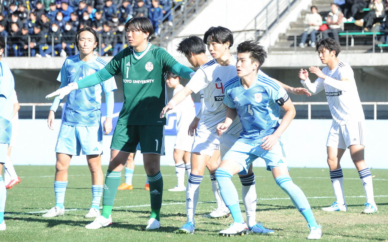 セットプレーの位置取りで東洋大・稲村（中央右）と新潟医療福祉大・秋元（撮影・小林忠）