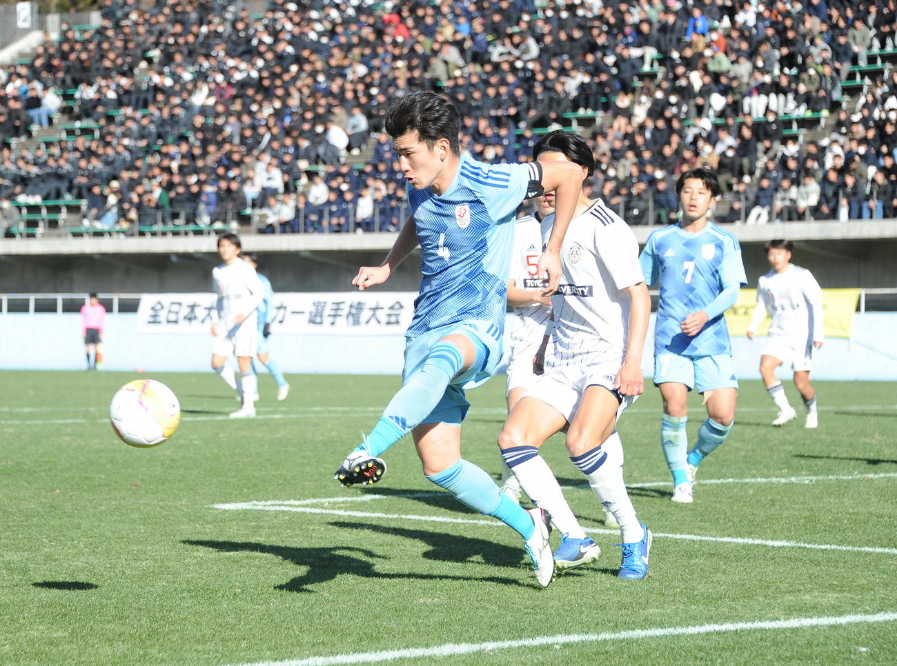 セットプレーに反応する新潟医療福祉大・秋元（左）（撮影・小林忠）