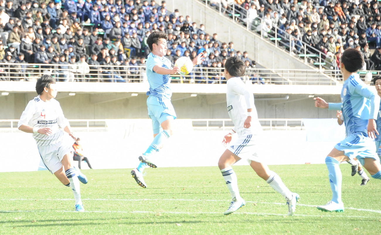 0－1の最終盤、前線に攻め上がって胸トラップする新潟医療福祉大・秋元（左から2人目）（撮影・小林忠）