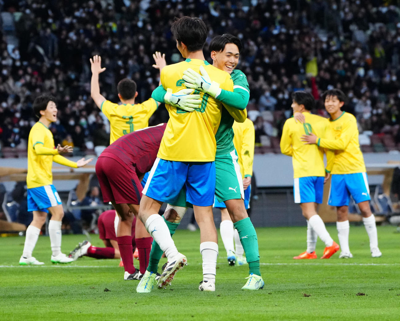 帝京対京都橘　試合終了のホイッスルを聞き、喜ぶ帝京GK大橋（手前右）（撮影・江口和貴）