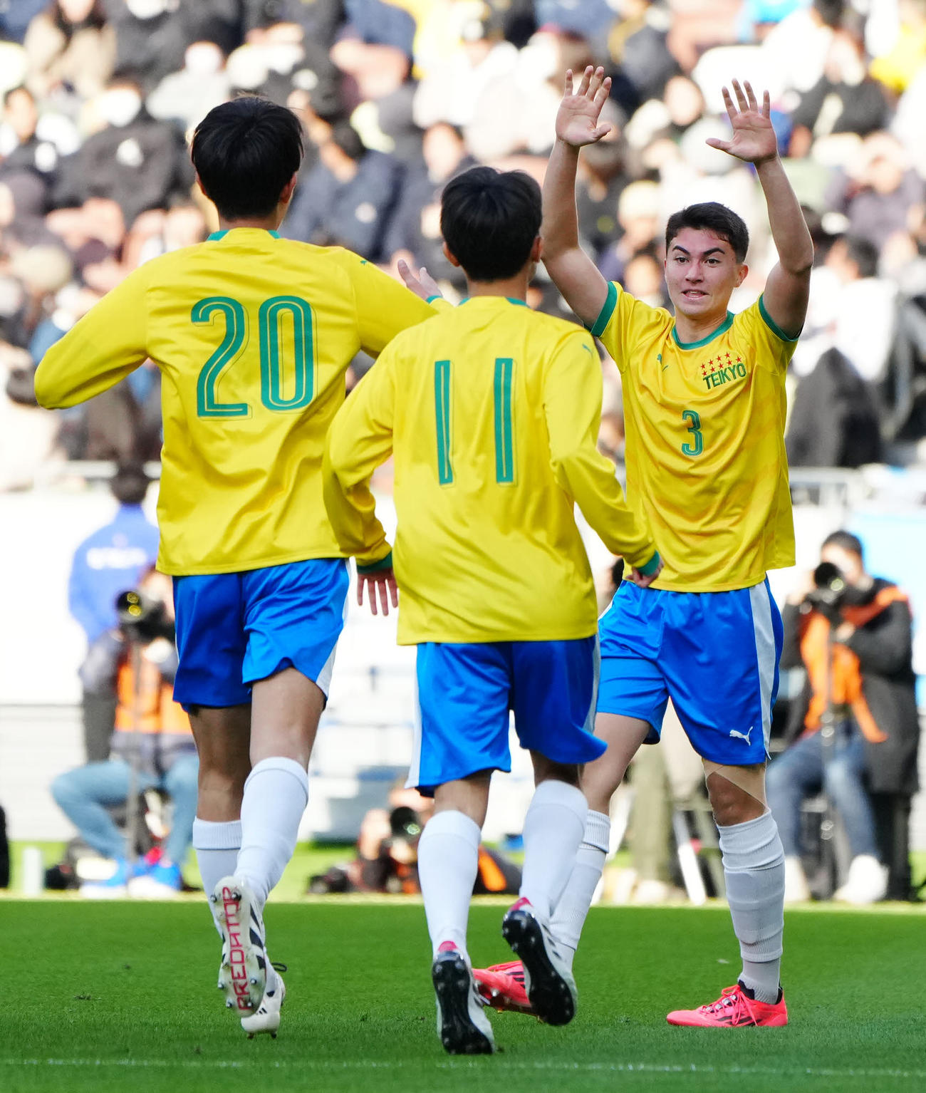 帝京対京都橘　前半、ヘディングで先制ゴールを決めた帝京・ラビーニ（右）（撮影・江口和貴）