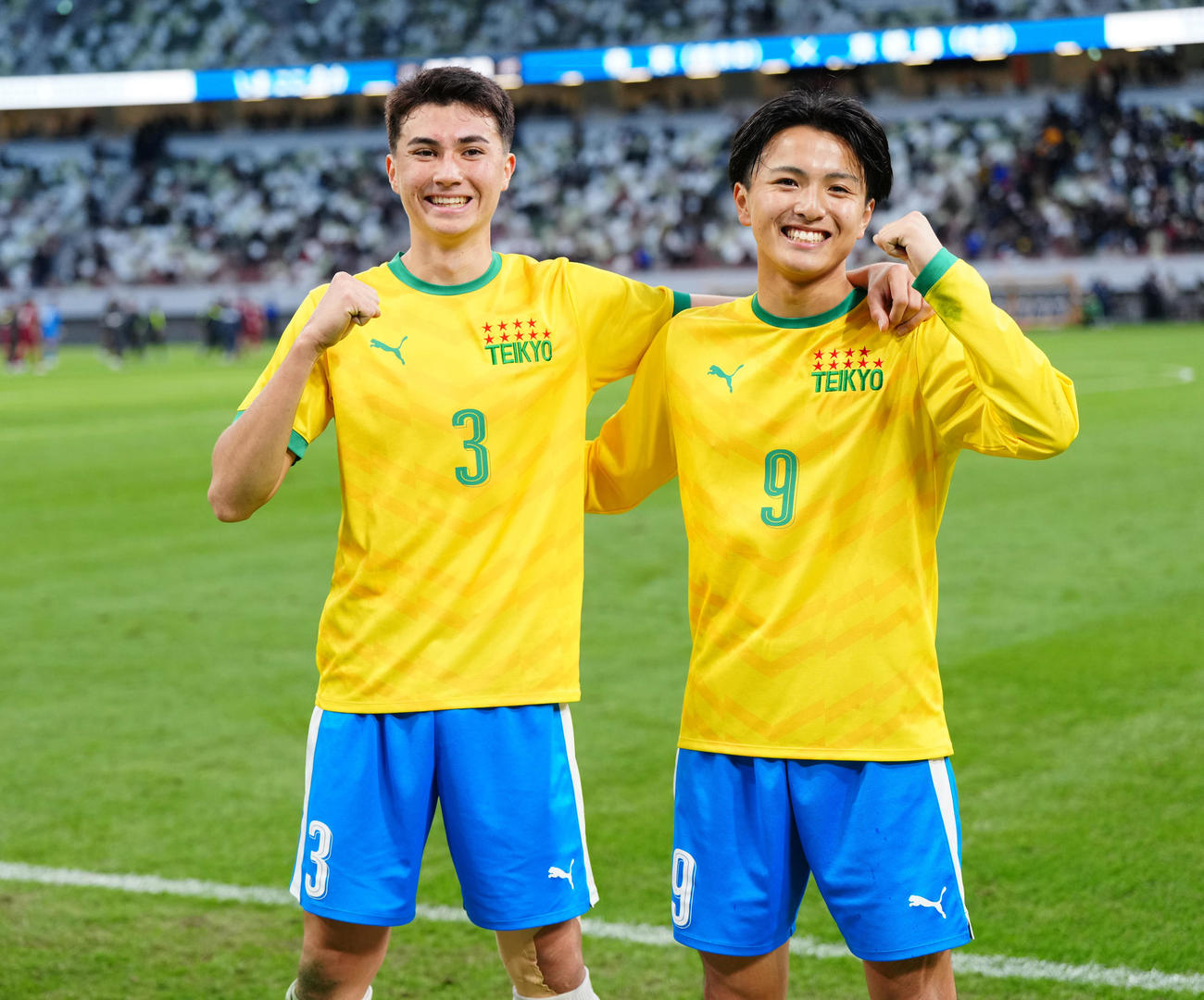 帝京対京都橘　試合後、ガッツポーズで写真に納まる帝京・ラビーニ（左）と宮本（撮影・江口和貴）