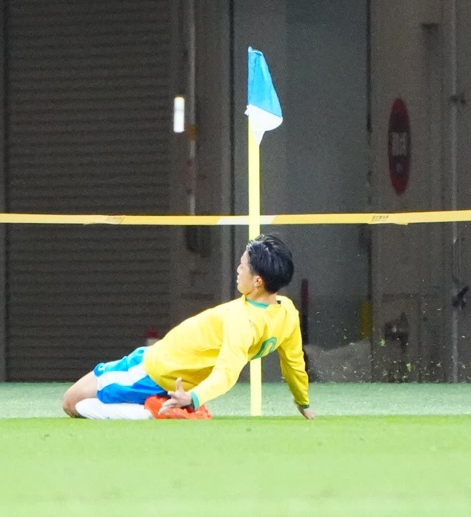 帝京対京都橘戦　後半、ゴールを決めた帝京・宮本（撮影・江口和貴）