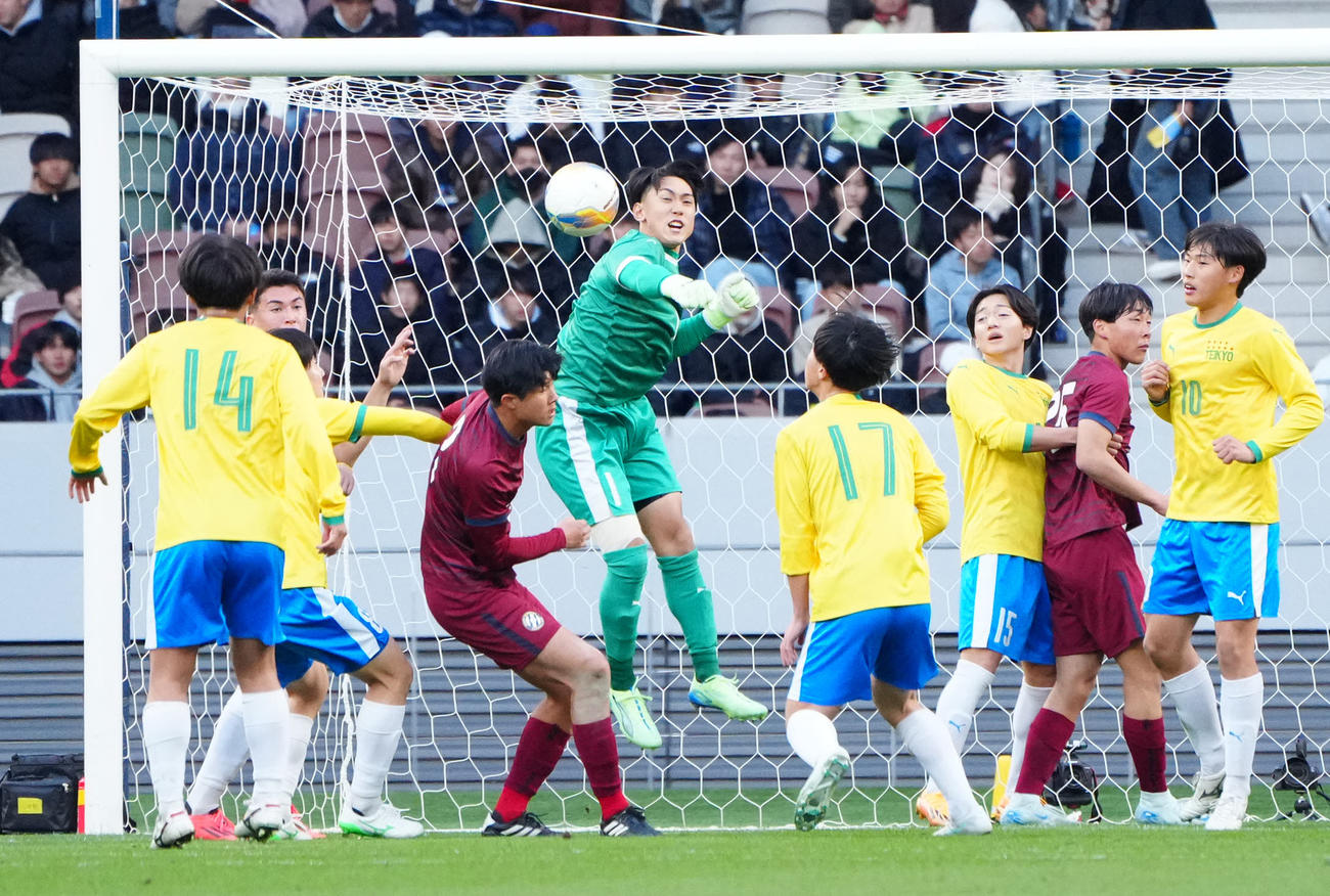 帝京対京都橘戦　前半、クリアする帝京GK大橋（中央）（撮影・江口和貴）