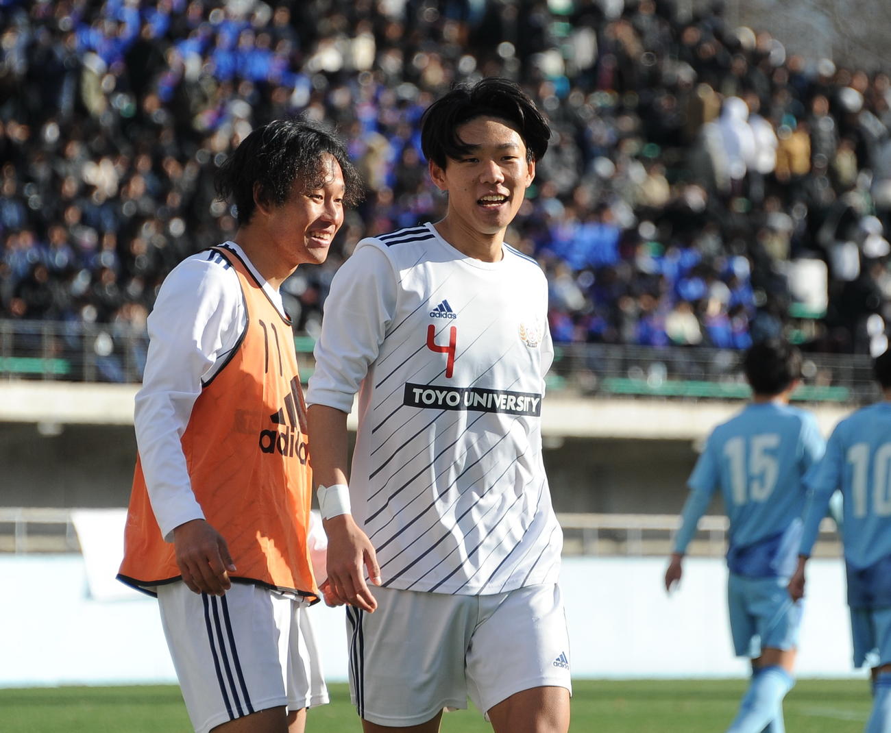 初優勝に笑顔を見せる東洋大・稲村（右）（撮影・小林忠）
