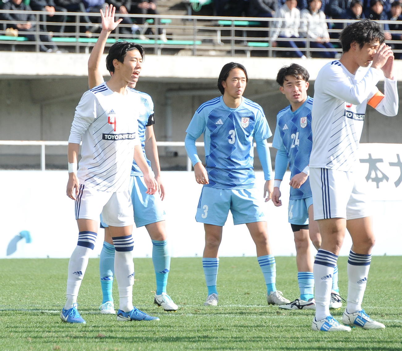 1－0の後半、味方に指示を出す東洋大・稲村（左）（撮影・小林忠）