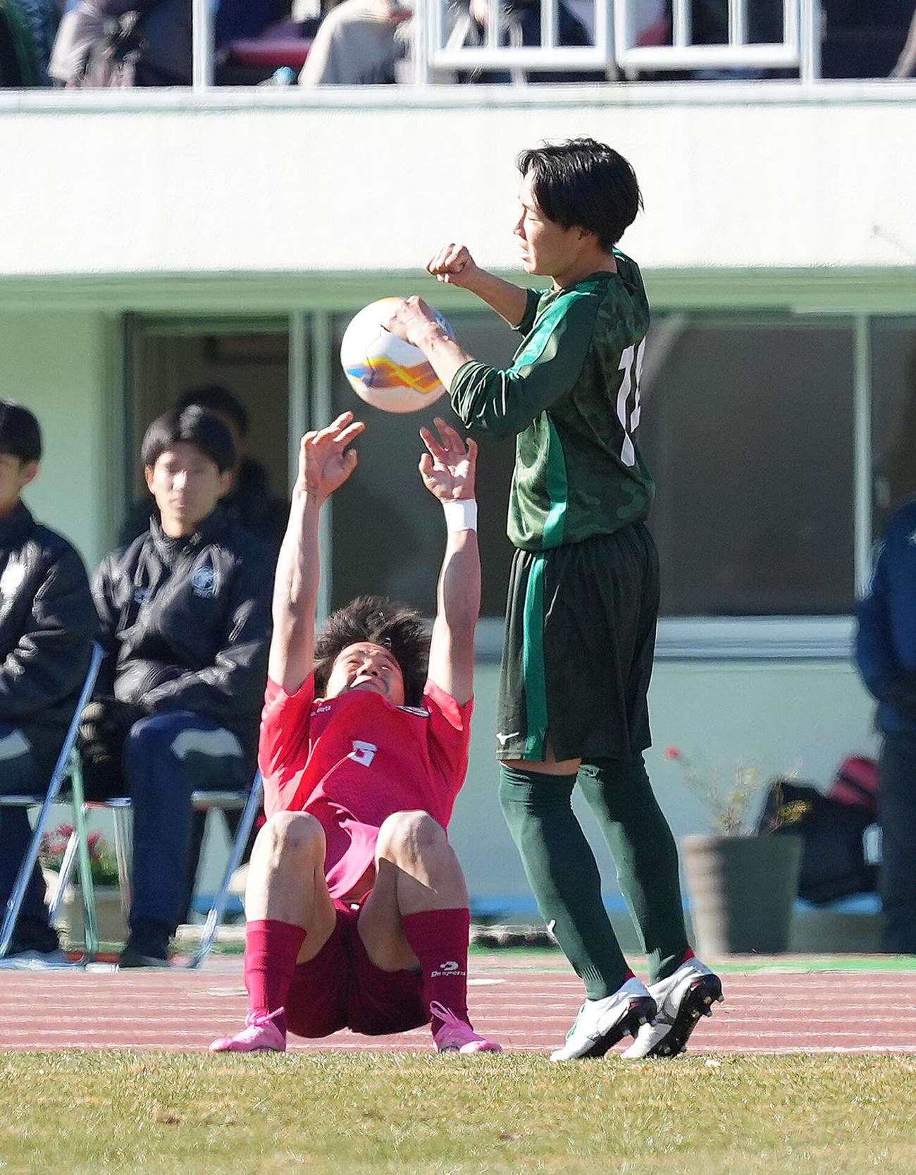 専大北上対高知　前半、ハンドスプリングスローでゴール前にボールを送る高知・西森（撮影・足立雅史）