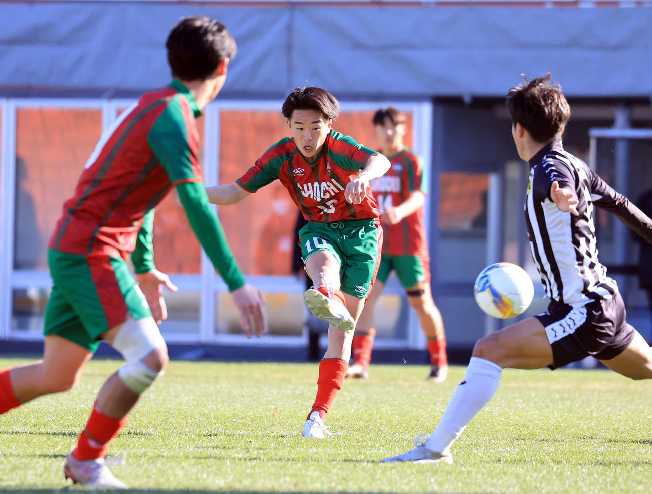 正智深谷対長崎総科大付　後半、チーム2点目のゴールを決める正智深谷・近藤（中央）（撮影・浅見桂子）