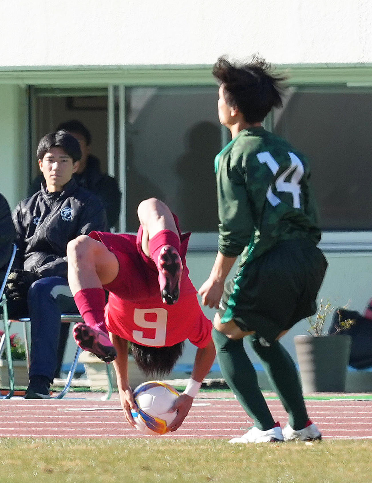 専大北上対高知　前半、ハンドスプリングスローでゴール前にボールを送る高知・西森（撮影・足立雅史）