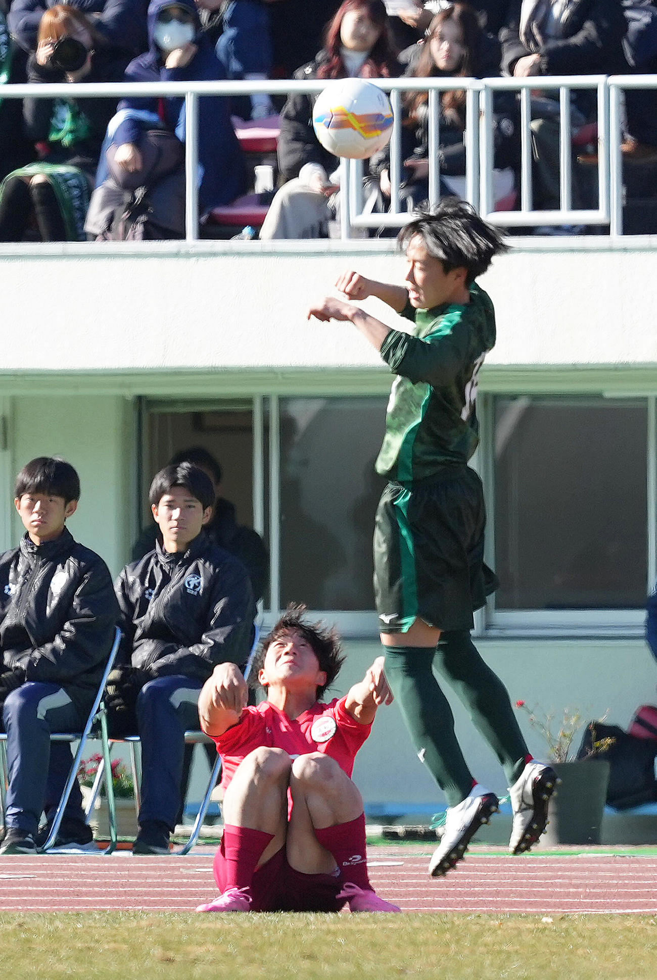 専大北上対高知　前半、ハンドスプリングスローでゴール前にボールを送る高知・西森（撮影・足立雅史）