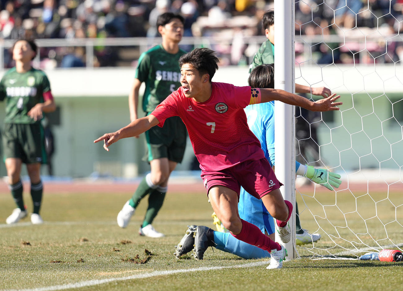 専大北上対高知　前半、先制ゴールを決め喜ぶ高知・市原（撮影・足立雅史）