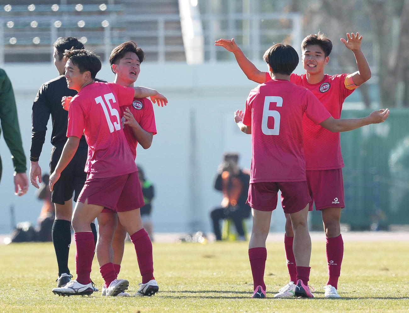専大北上対高知　専大北上に勝利し喜ぶ高知の選手たち（撮影・足立雅史）