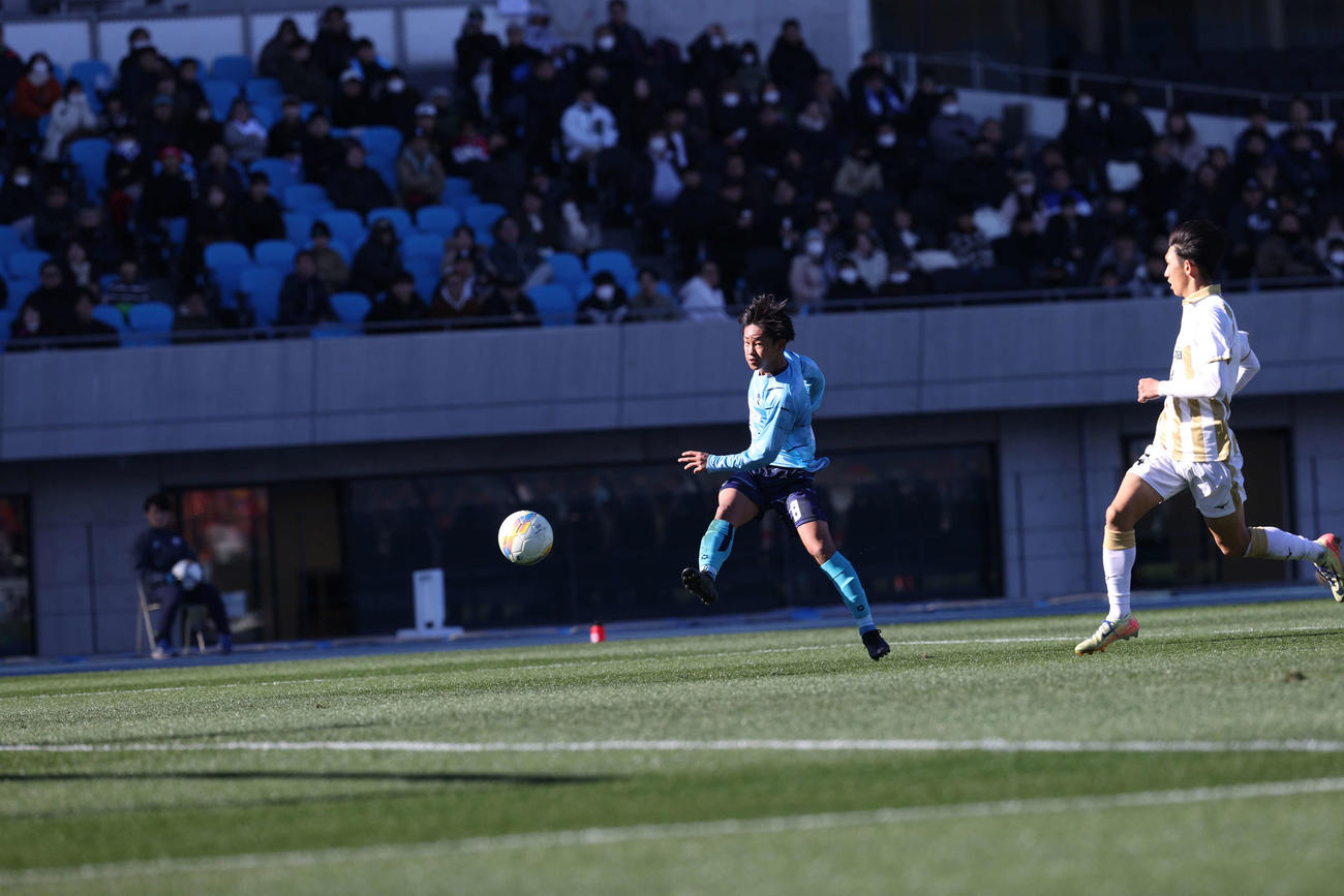 全国高校サッカー選手権　鹿児島城西対金沢学院大附　前半、シュートを放つ金沢学院大・岡山（撮影・水谷安孝）