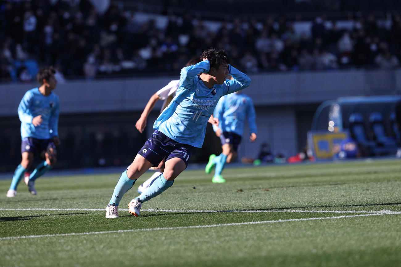 全国高校サッカー選手権　鹿児島城西対金沢学院大附　前半、ゴールが決まらず頭を抱える金沢学院大附・丸山（撮影・水谷安孝）