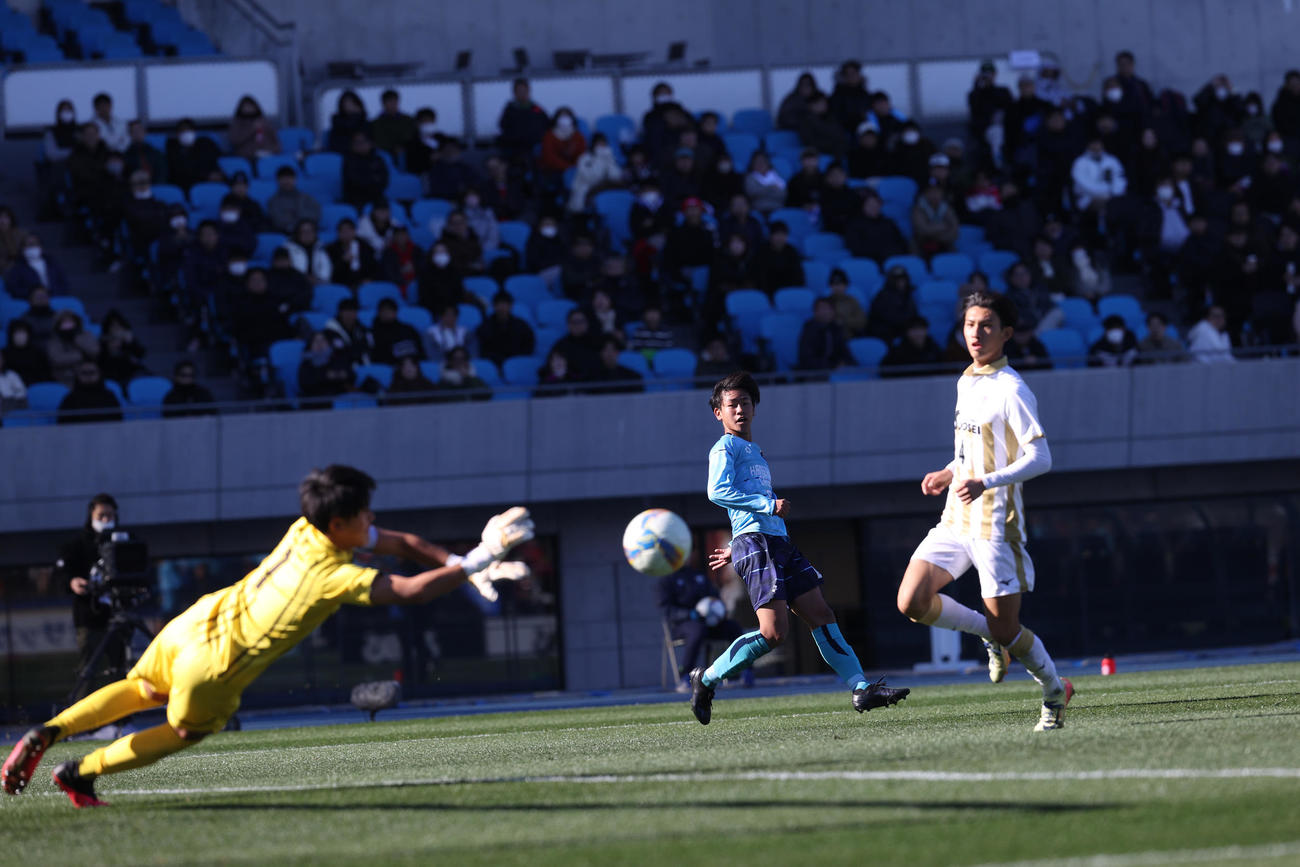 全国高校サッカー選手権　鹿児島城西対金沢学院大附　前半、シュートを放つ金沢学院大・岡山（撮影・水谷安孝）