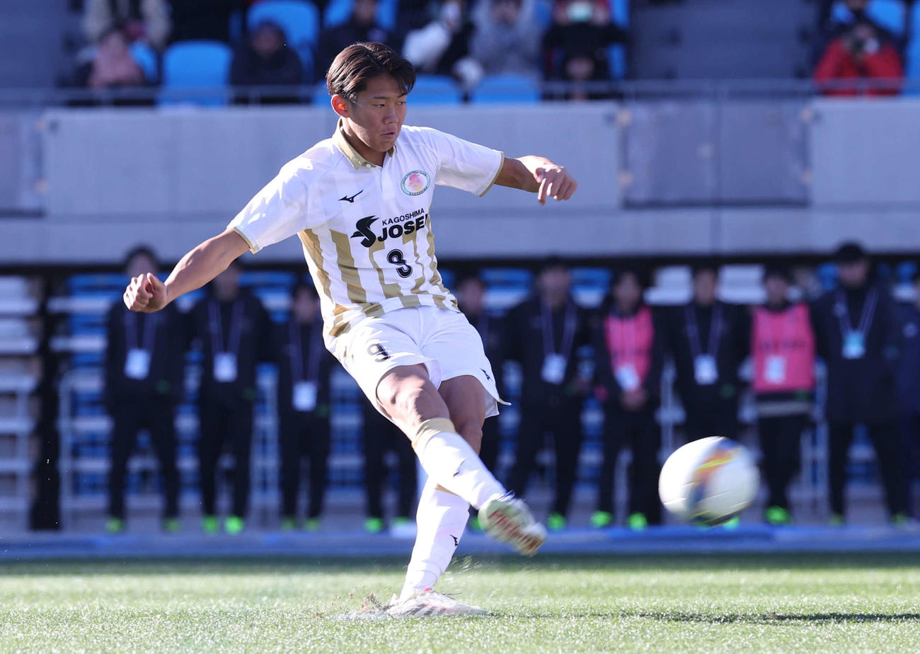 全国高校サッカー選手権　鹿児島城西対金沢学院大附PK戦、PKを外した鹿児島城西・大石（撮影・水谷安孝）