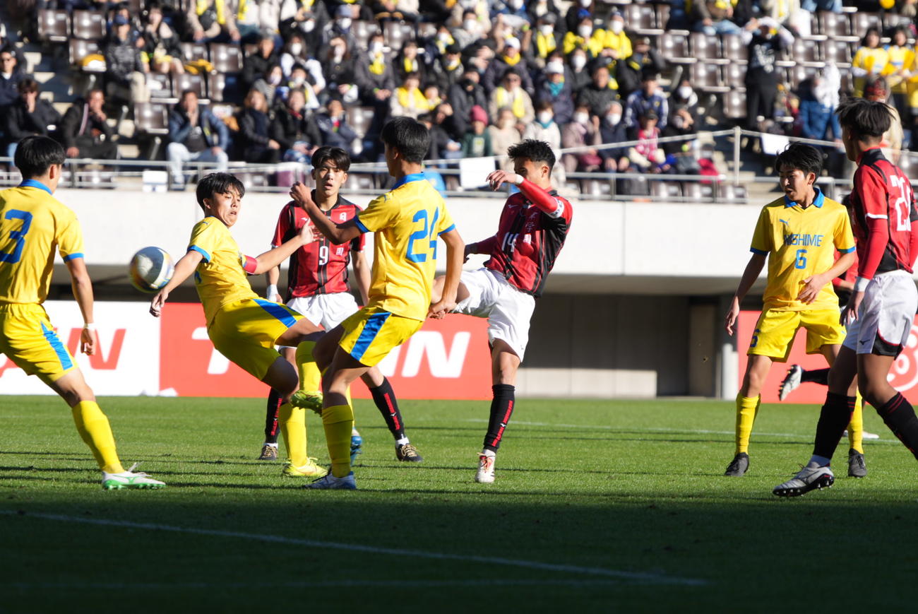 西目対日章学園　前半、日章学園・高岡（中央）は先制ゴールを奪う（撮影・小沢裕）