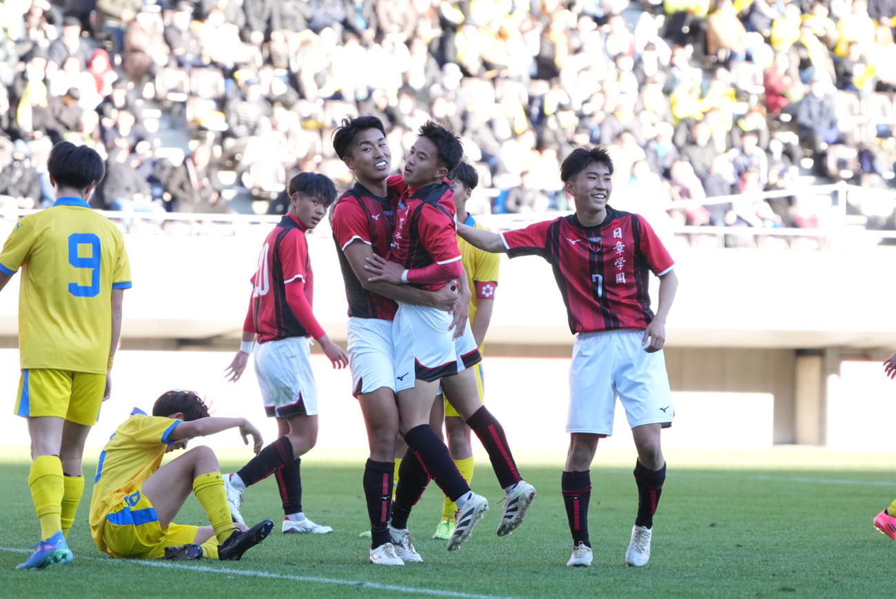 西目対日章学園　前半、日章学園・高岡（中央）はハットトリックを決めイレブンの祝福を受ける（撮影・小沢裕）