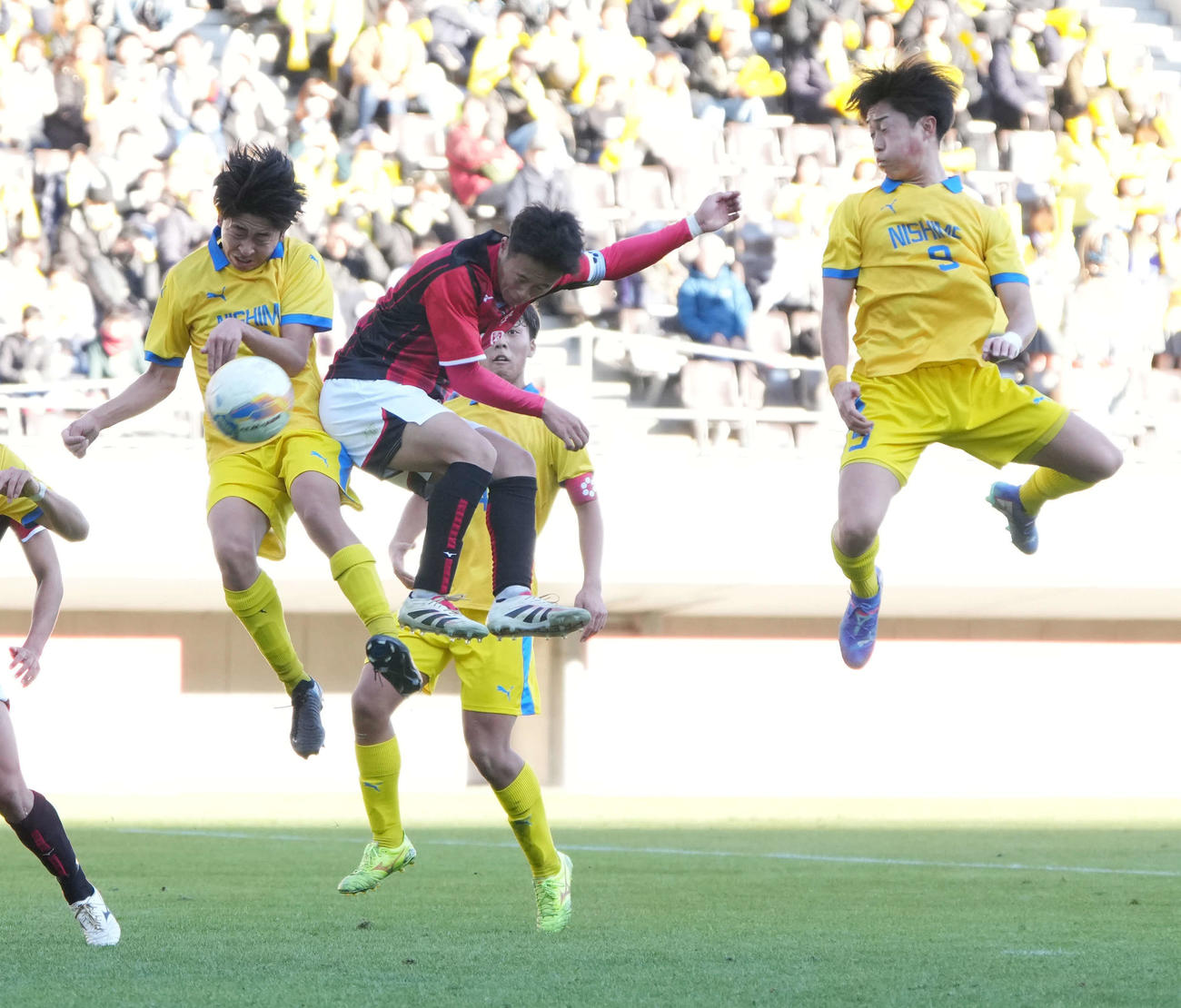 西目対日章学園　前半、日章学園・高岡（中央）はハットトリックを決める（撮影・小沢裕）