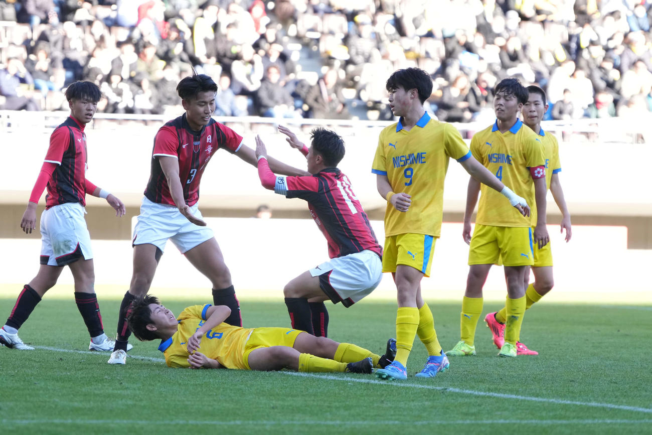 西目対日章学園　前半、日章学園・高岡（中央）にハットトリックを許しがっくりする西目イレブン（撮影・小沢裕）