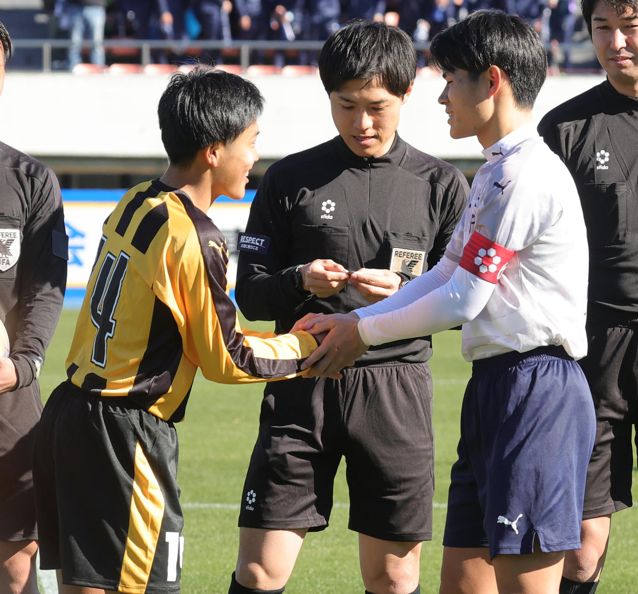 前橋育英対米子北　試合前にあいさつを交わす前橋育英・石井主将（左）と米子北・鈴木主将（撮影・野上伸悟）