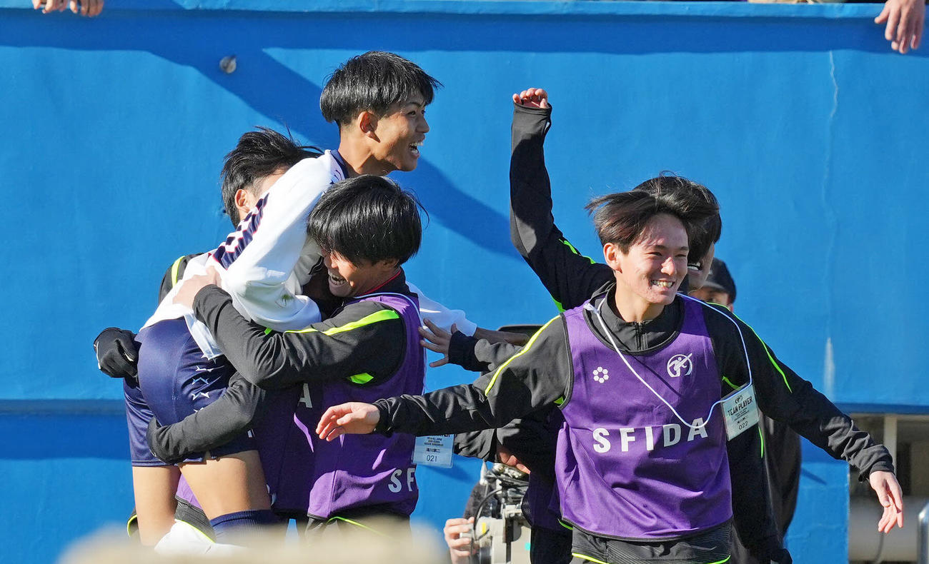 滝川二対山梨学院　後半、PKで決勝点を決め喜ぶ滝川二・三宅（左）（撮影・垰建太）