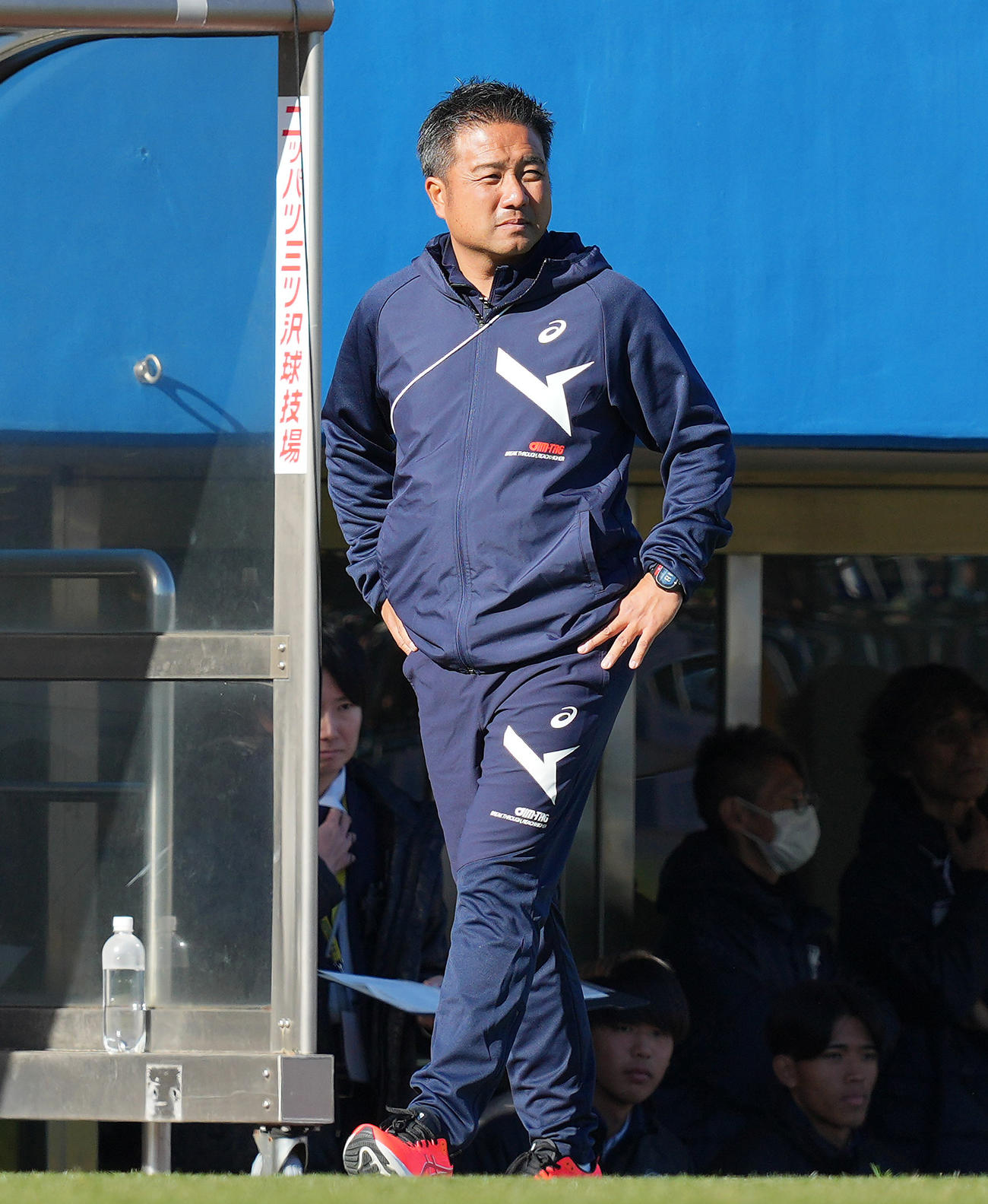 滝川二対山梨学院　戦況を見つめる滝川二・小森監督（撮影・垰建太）