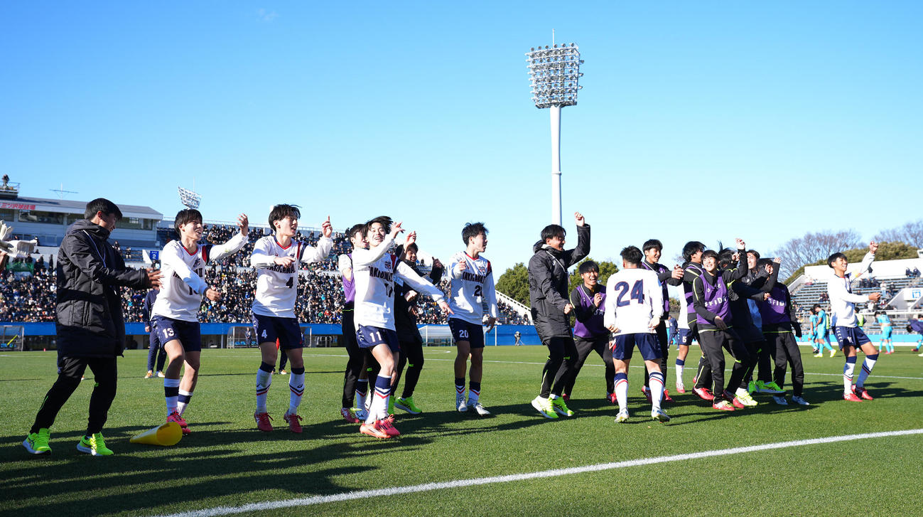 滝川二対山梨学院　勝利を喜ぶ滝川二の選手たち（撮影・垰建太）
