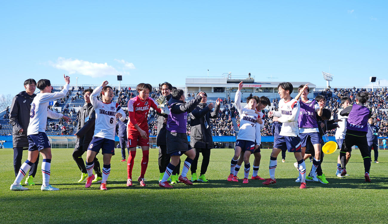 滝川二対山梨学院　勝利を喜ぶ滝川二の選手たち（撮影・垰建太）