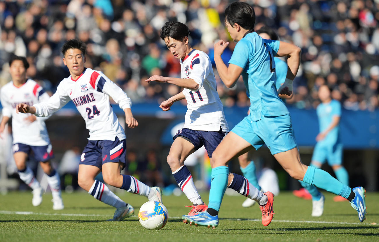 滝川二対山梨学院　後半、積極的なドリブルからPKを獲得する滝川二・松元（中央）（撮影・垰建太）