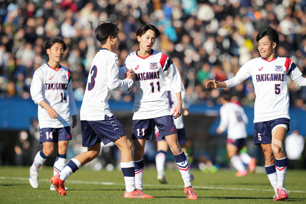 滝川二対山梨学院　後半、積極的なドリブルからPKを獲得し喜ぶ滝川二・松元（中央）（撮影・垰建太）