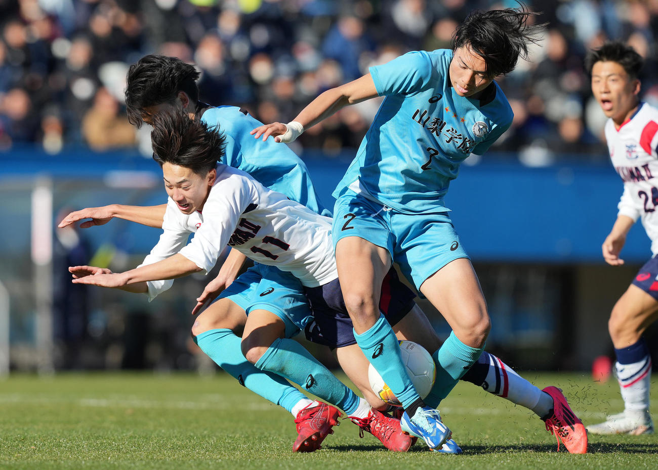 滝川二対山梨学院　後半、積極的なドリブルからPKを獲得する滝川二・松元（左）（撮影・垰建太）