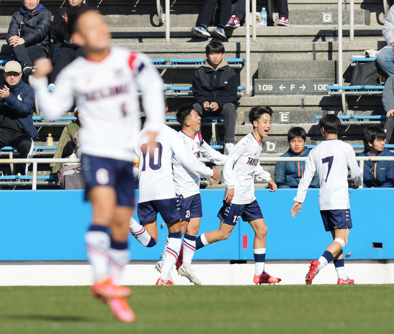 滝川二対山梨学院　前半、左足で先制ゴールを決めチームメートと喜ぶ滝川二・治部（右から2人目）（撮影・垰建太）