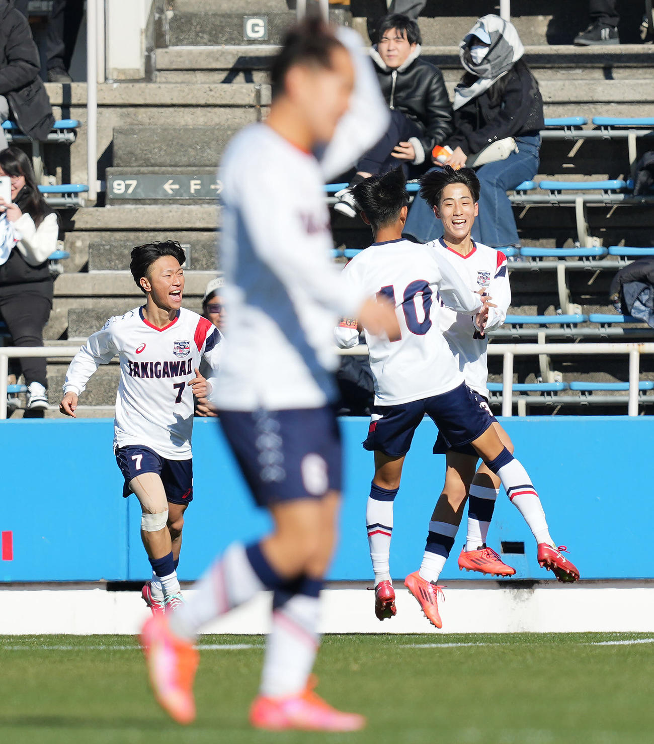 滝川二対山梨学院　前半、左足で先制ゴールを決めチームメートと喜ぶ滝川二・治部（右）（撮影・垰建太）