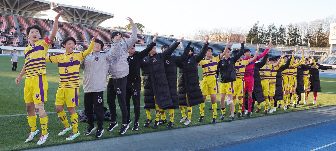愛工大名電対明誠　6－3で勝利し応援団と「カモンロッソ」で喜ぶ愛工大名電の選手たち（撮影・野上伸悟）