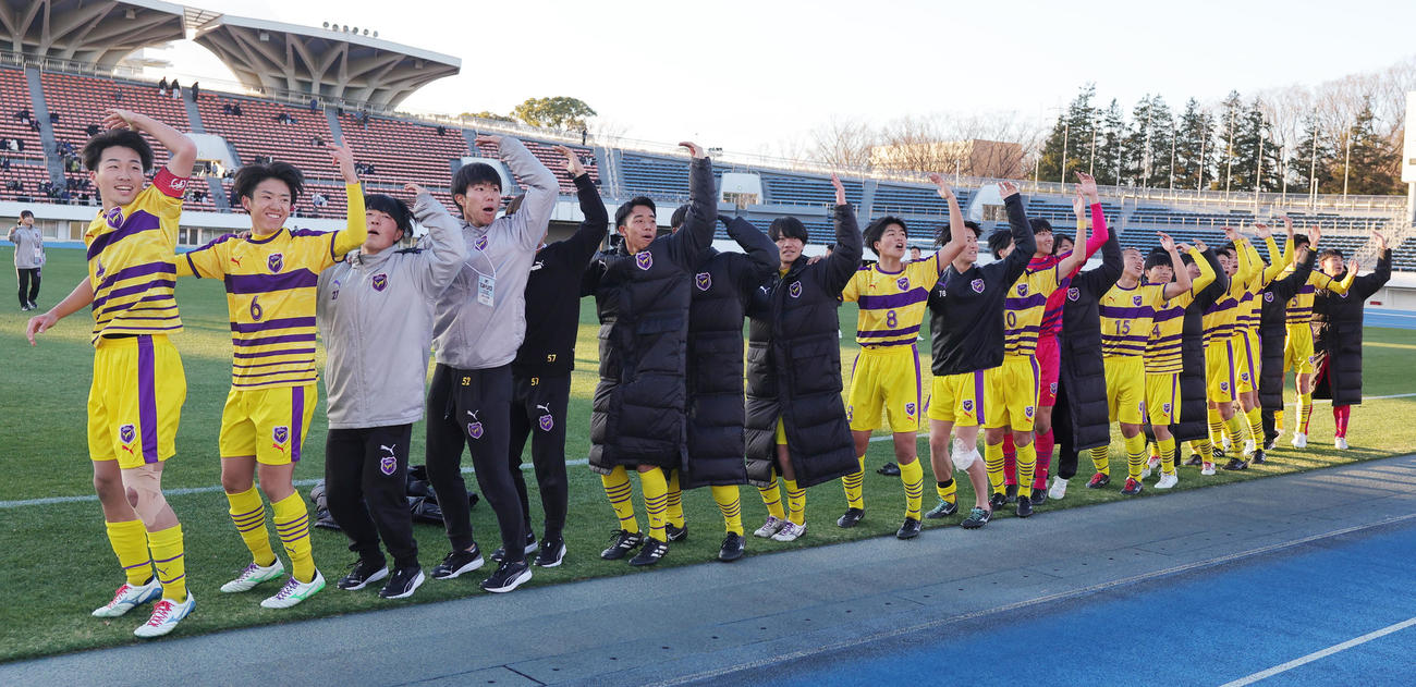 愛工大名電対明誠　6－3で勝利し応援団と「カモンロッソ」で喜ぶ愛工大名電の選手たち（撮影・野上伸悟）
