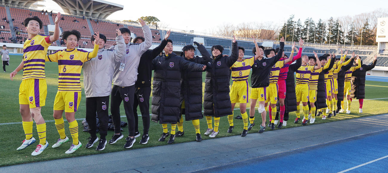 愛工大名電対明誠　6－3で勝利し応援団と「カモンロッソ」で喜ぶ愛工大名電の選手たち（撮影・野上伸悟）