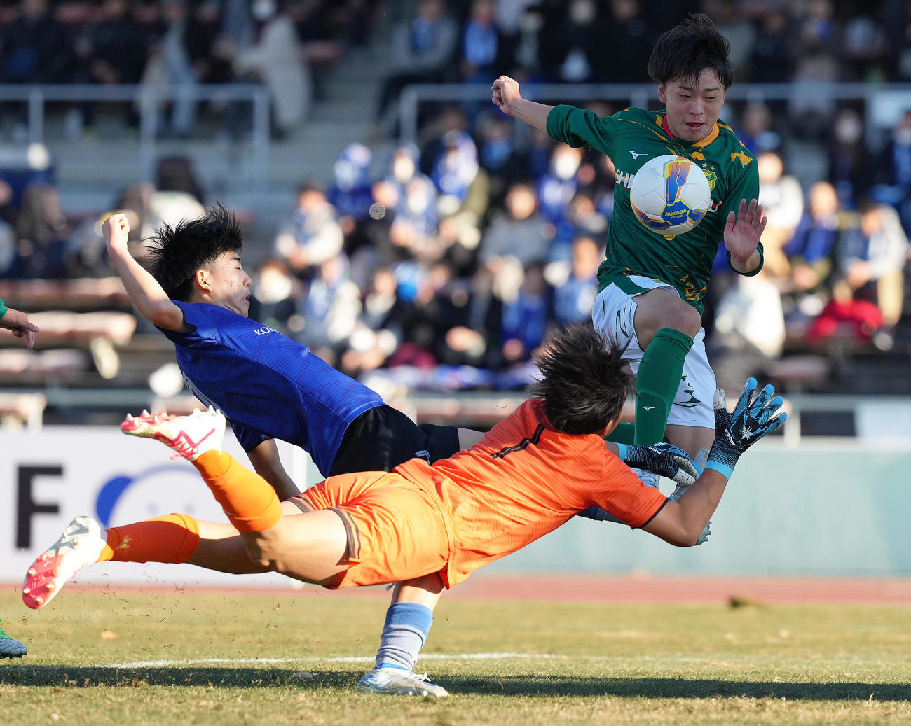 静岡学園対広島国際学院　前半、ゴール前に攻め込む静岡学園・篠塚（右）（撮影・足立雅史）