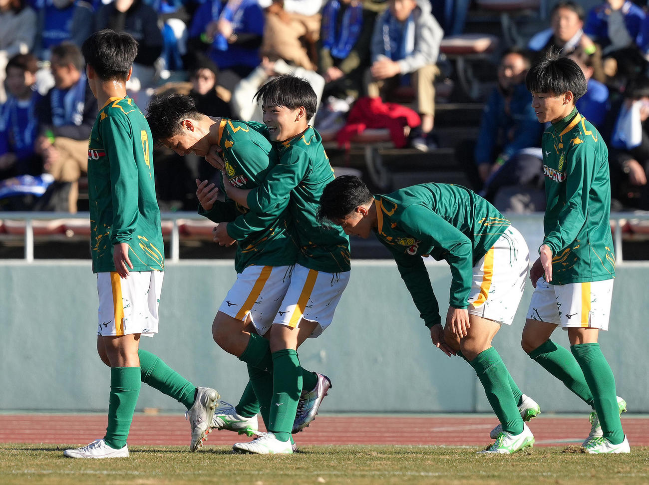 静岡学園対広島国際学院　前半、ゴールを決め笑顔を見せる静岡学園・篠塚（中央）（撮影・足立雅史）