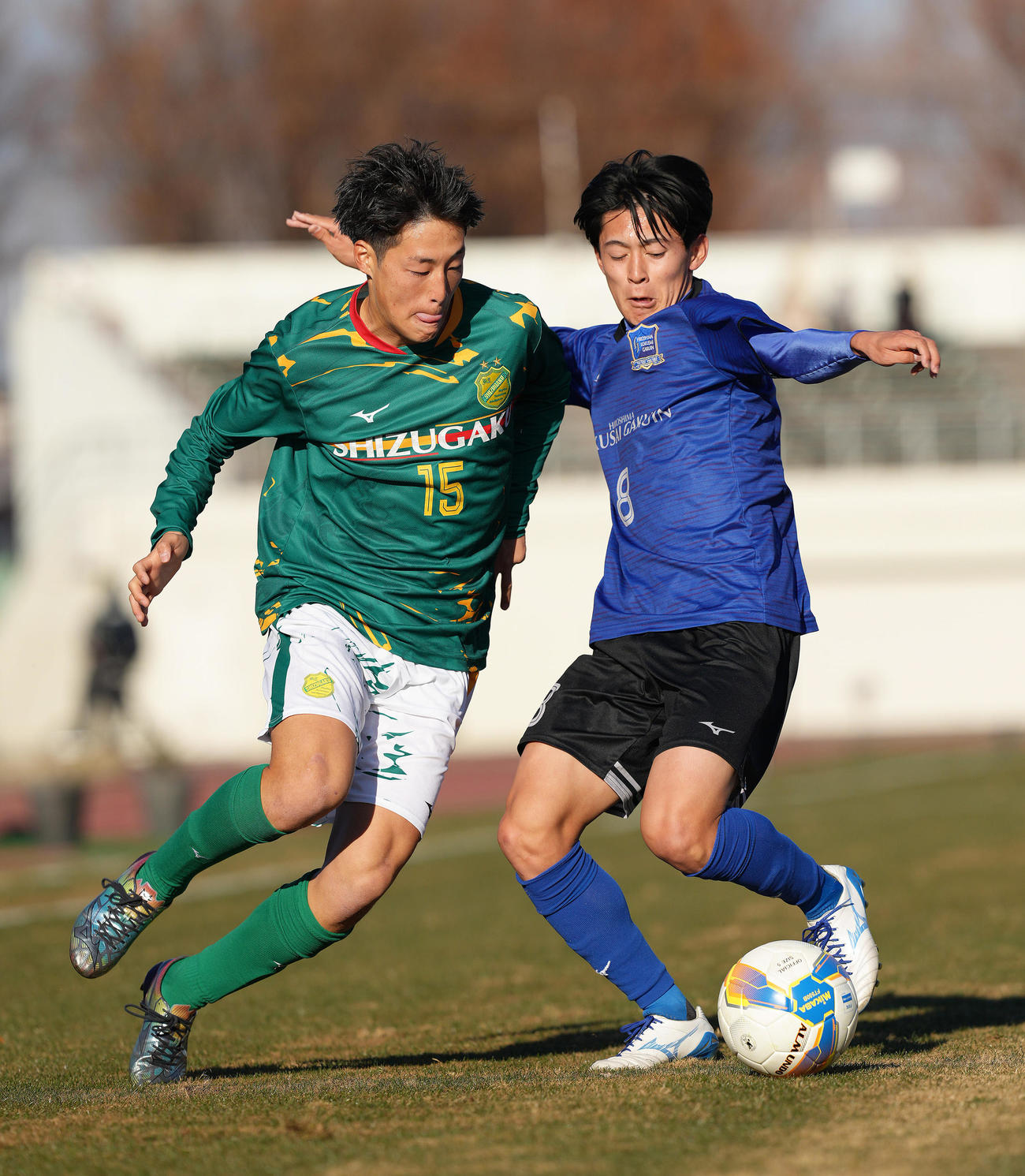 静岡学園対広島国際学院　前半、競り合う静岡学園・佐々木雄基（左）と広島国際学院・喜々津夢斗＝2024年12月29日