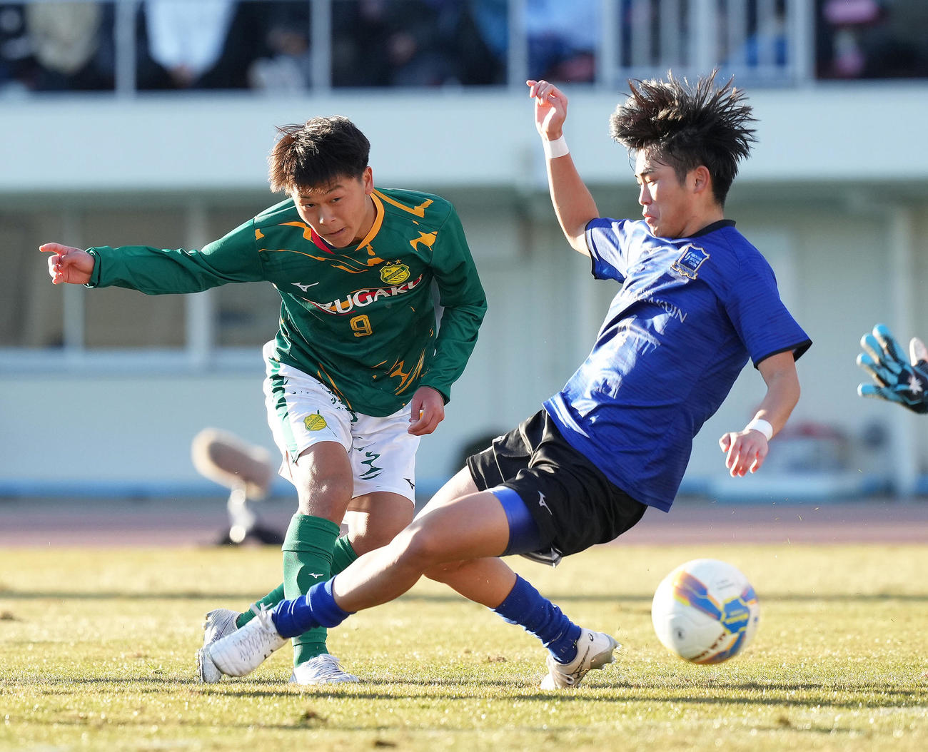 静岡学園対広島国際学院　後半、ゴールを決める静岡学園・乾（左）（撮影・足立雅史）
