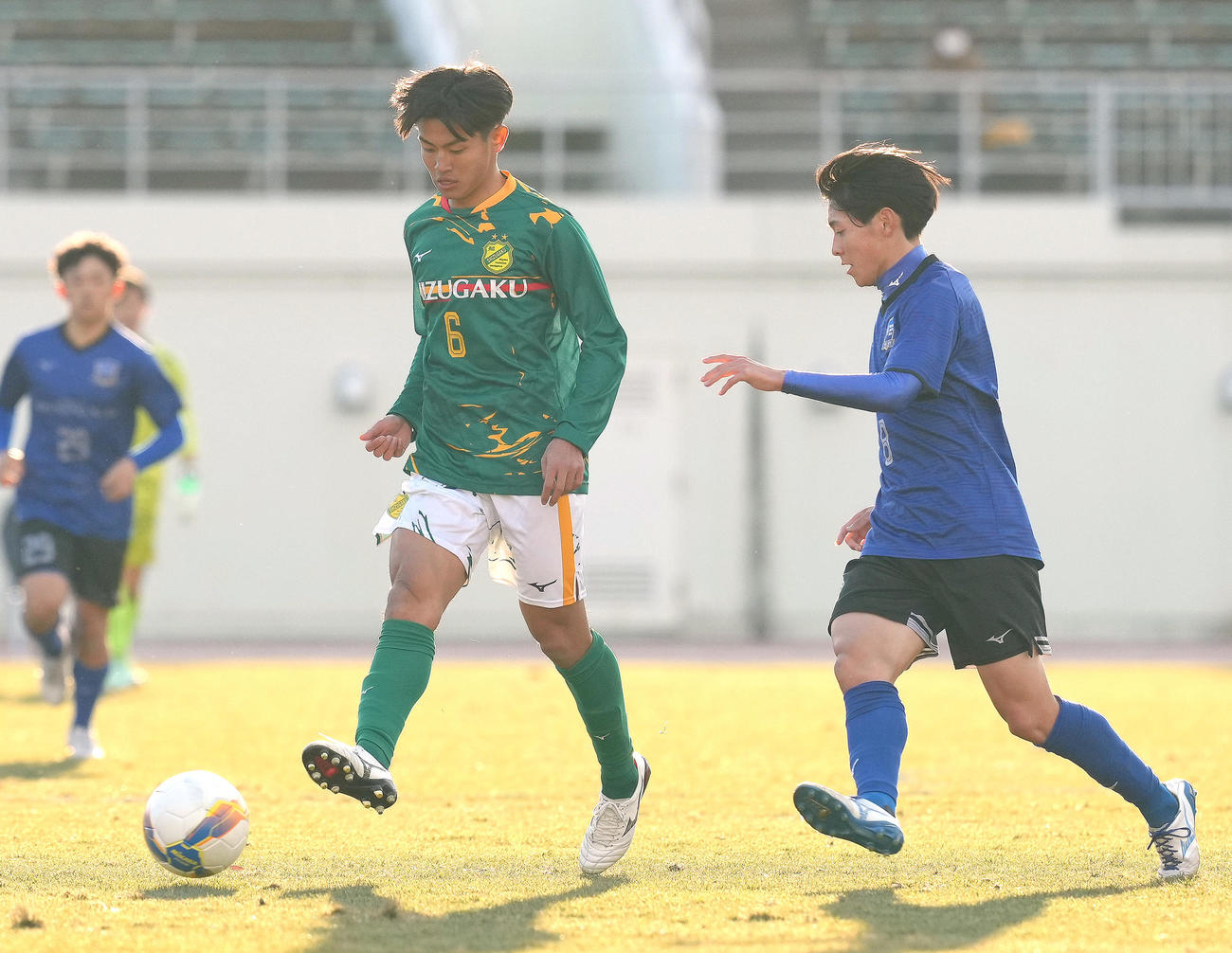 静岡学園対広島国際学院　後半、パスを出す静岡学園・野田（左）（撮影・足立雅史）