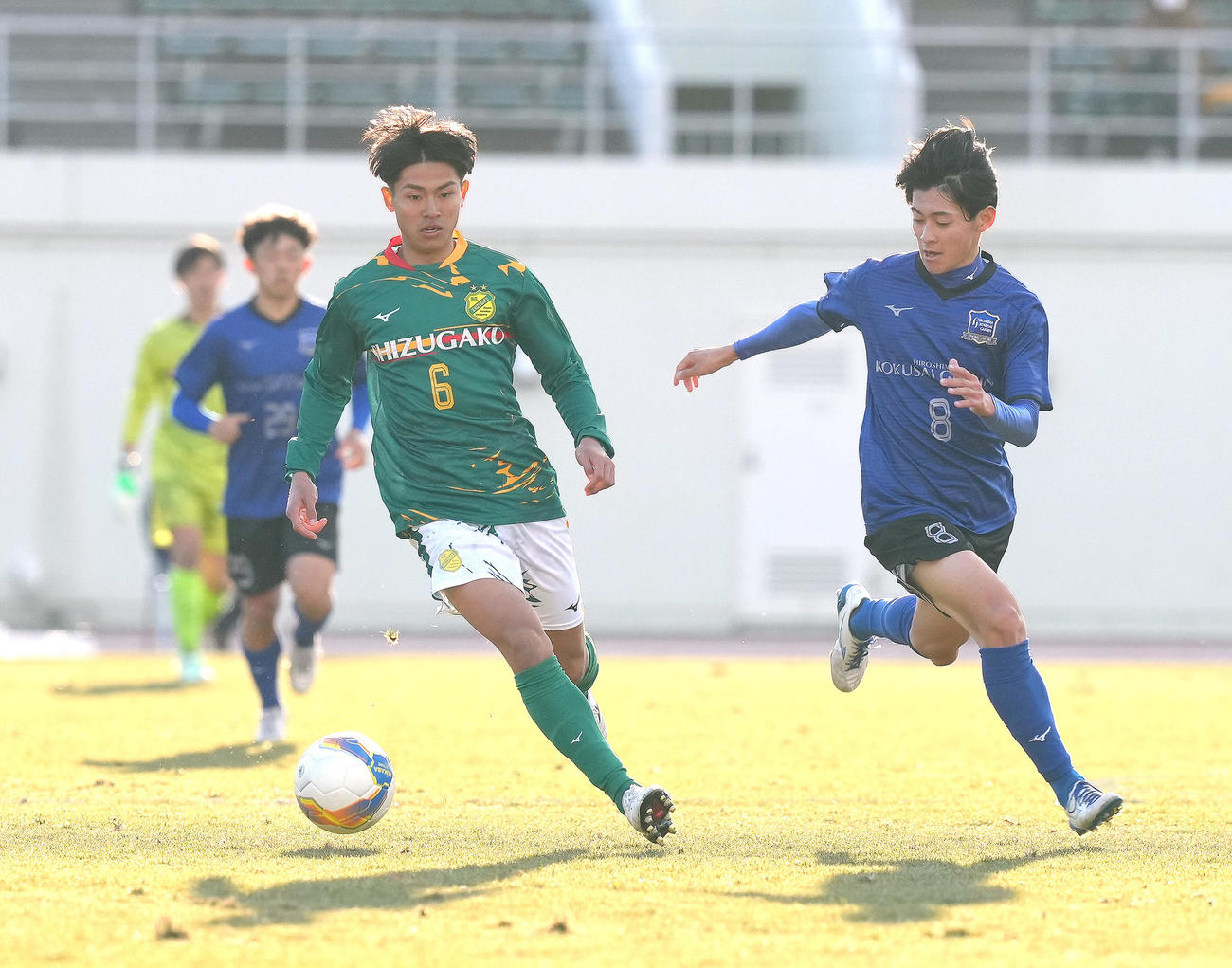 静岡学園対広島国際学院　後半、ドリブルする静岡学園・野田（左）。右は広島国際学院・喜々津（撮影・足立雅史）